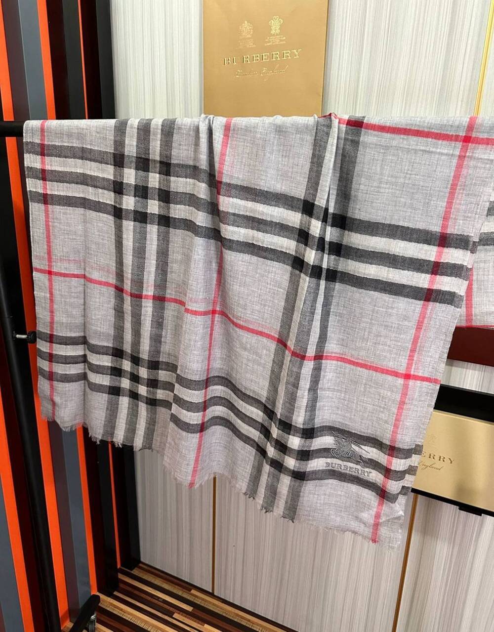 Burberry Shawl - Picture 8 of 8